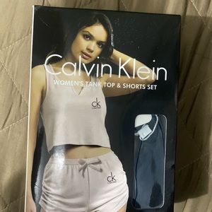 Calvin Klein
WOMEN'S TANK TOP & SHORTS SET